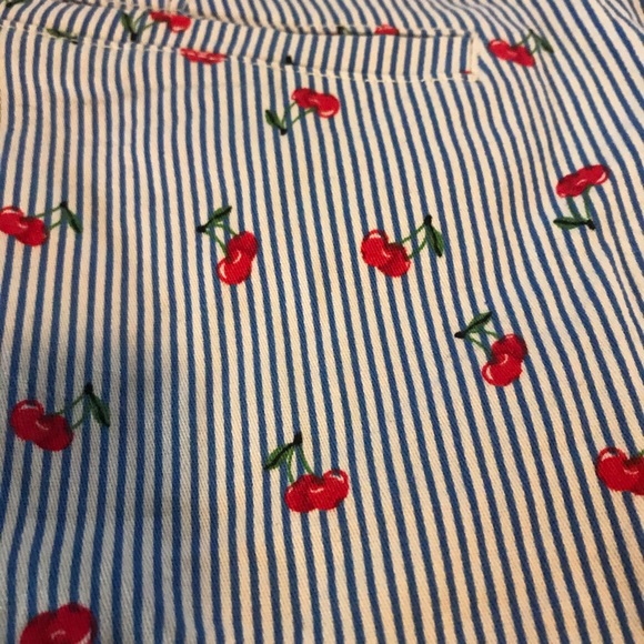 Cherry low rise shorts - Picture 6 of 6